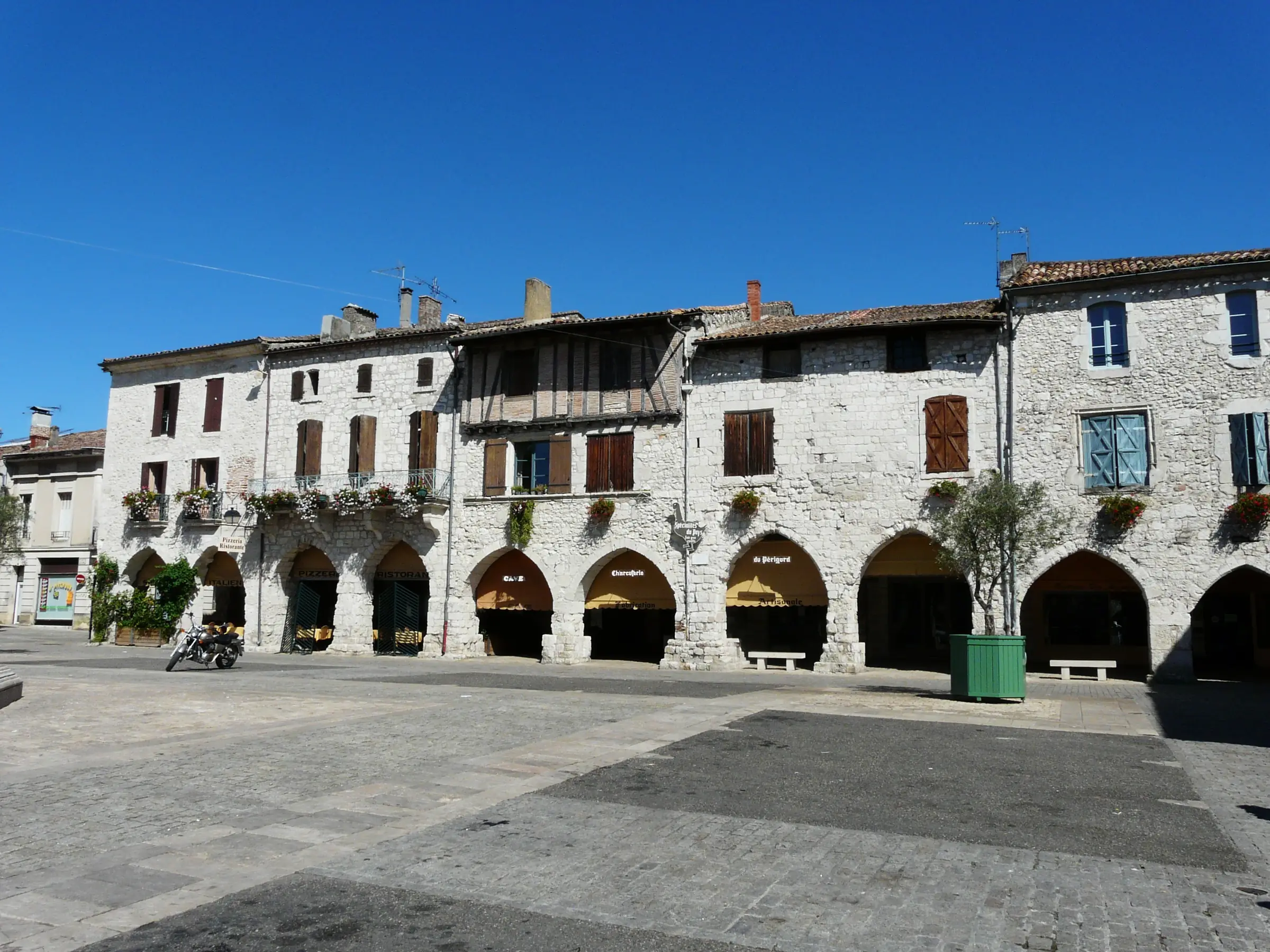 Eymet — les arcades de la place Gambetta, cœur de la bastide d'Eymet