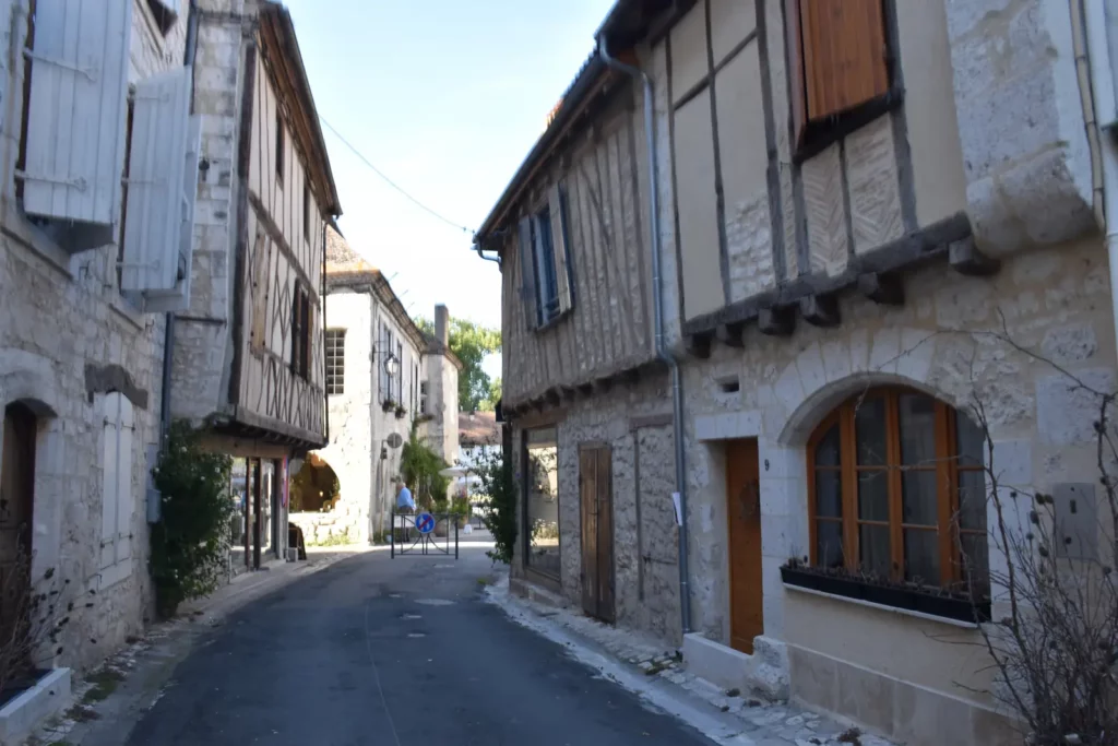 Eymet — maisons à encorbellement dans une rue d'Eymet