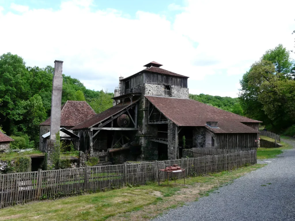 Forge de Savignac-Lédrier — halles, cheminée et haut-fourneau de l'ancienne forge