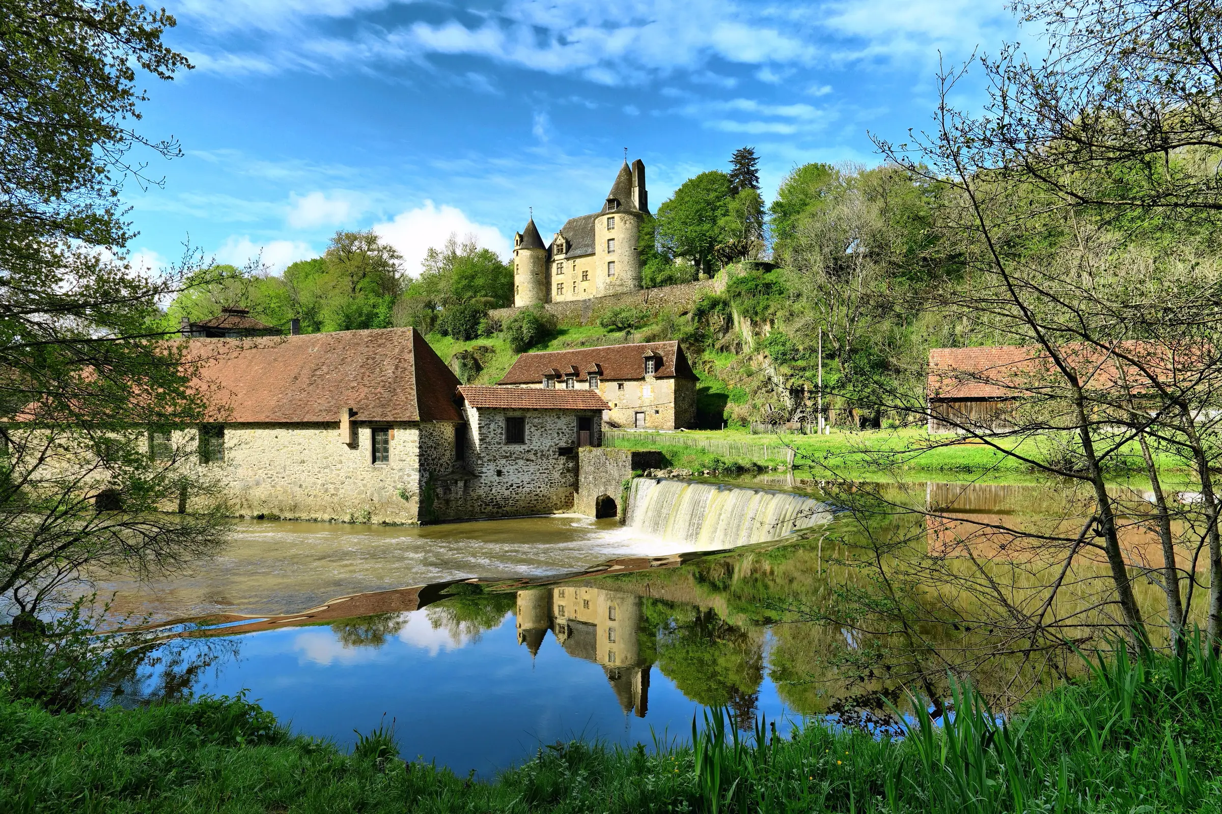 Forge de Savignac-Lédrier — la forge au bord de l'Auvézère, sous le château de Savignac-Lédrier