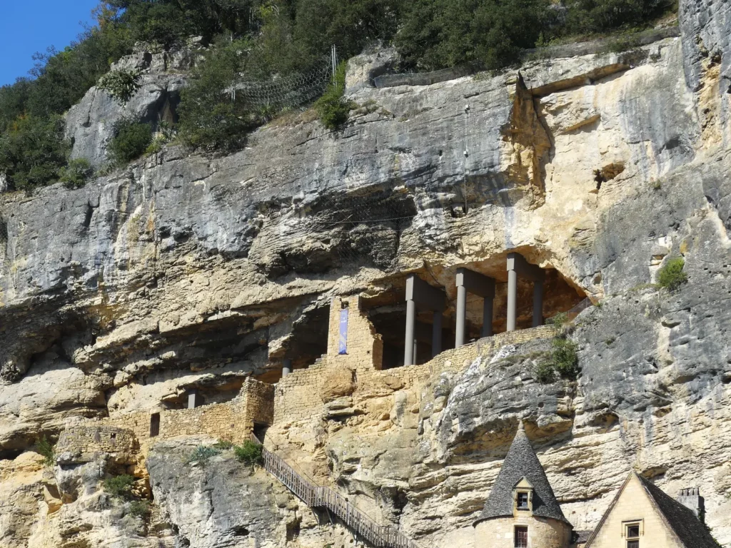 Fort troglodytique de La Roque-Gageac — vestiges du fort accroché à la falaise