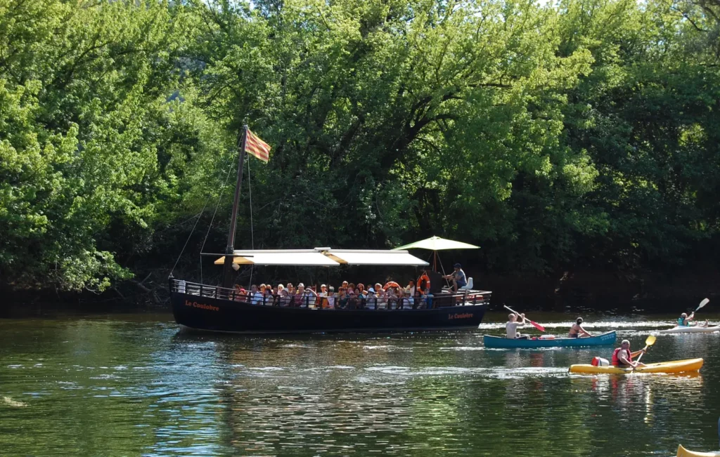 Gabarres de Beynac — gabare amarrée au pied de Beynac