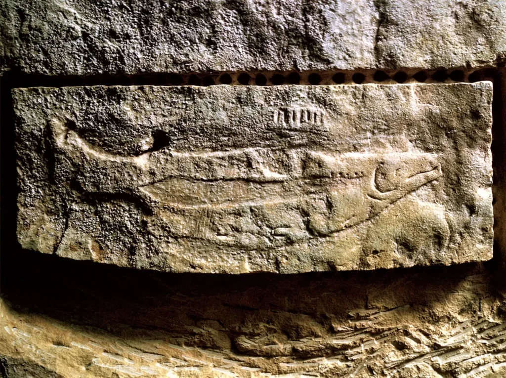 Vallon de Gorge d’Enfer — le saumon sculpté au plafond de l'abri du Poisson, dans la Gorge d'Enfer