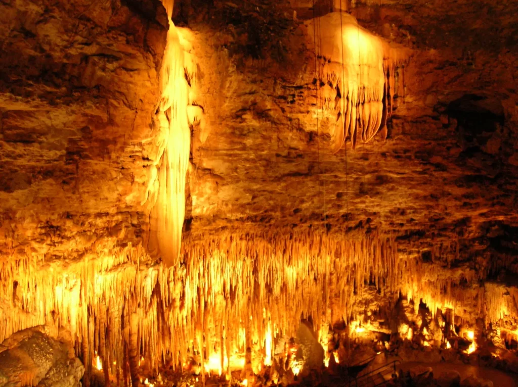Gouffre de Proumeyssac — Concrétions et stalactites dorées sous l'éclairage du gouffre.