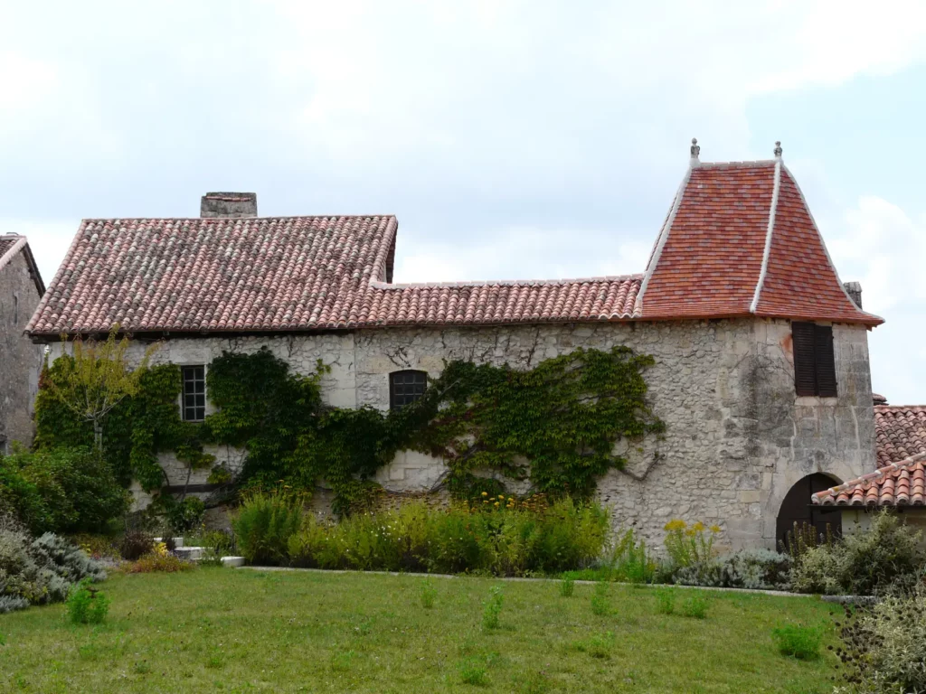 Grand-Brassac — ancien couvent, logis aux toits de tuiles et jardin