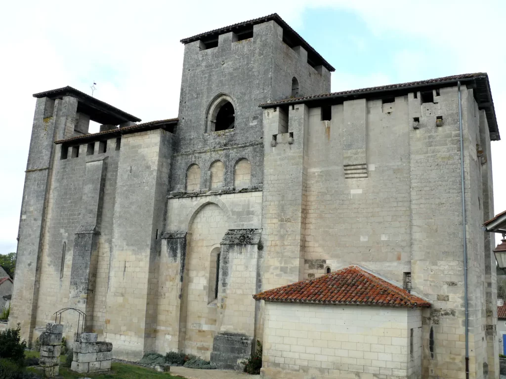 Grand-Brassac — église fortifiée Saint-Pierre-et-Saint-Paul, massive et crénelée