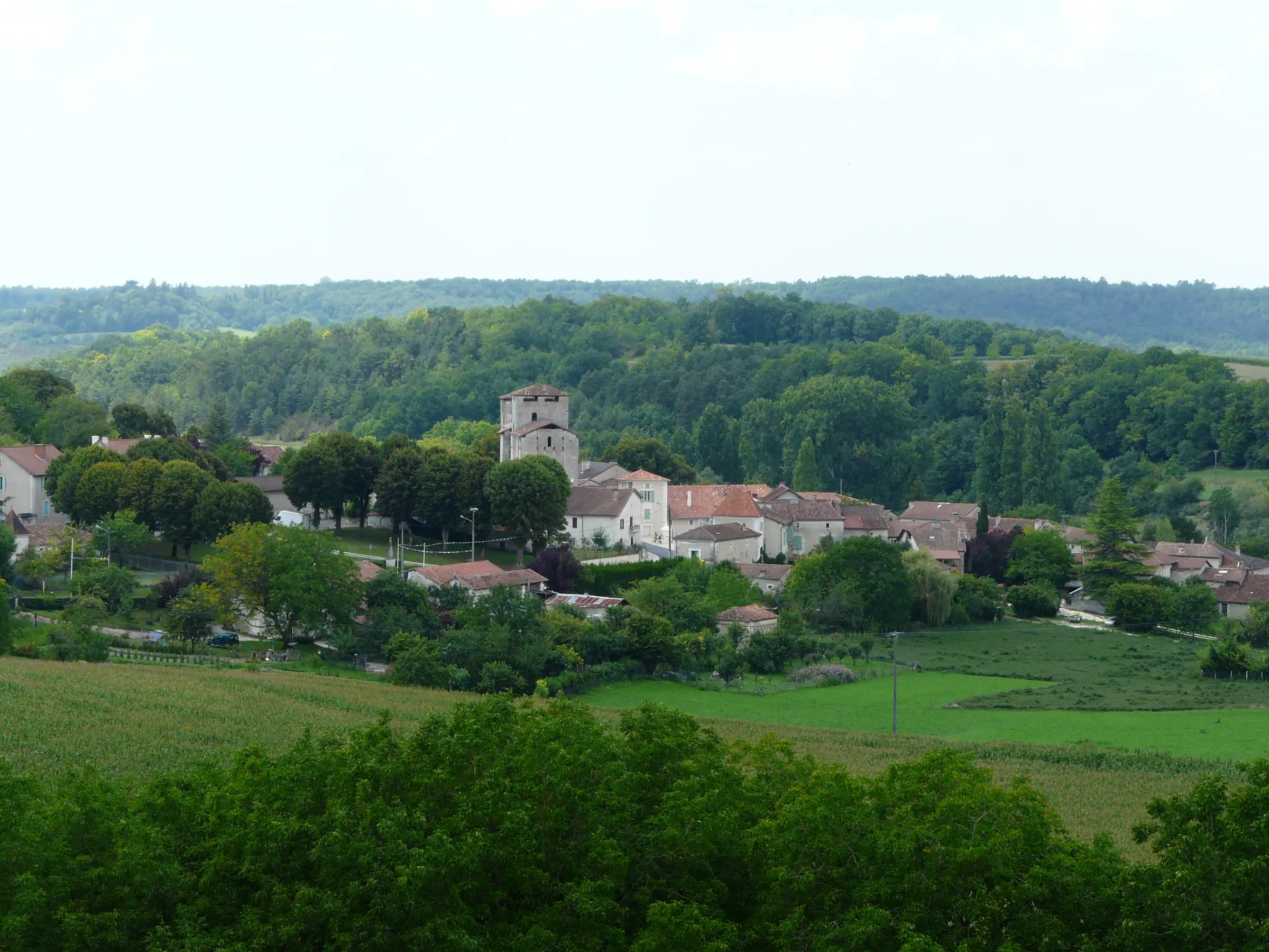 Grand-Brassac — le village de Grand-Brassac dans la campagne vallonnée de la Dronne
