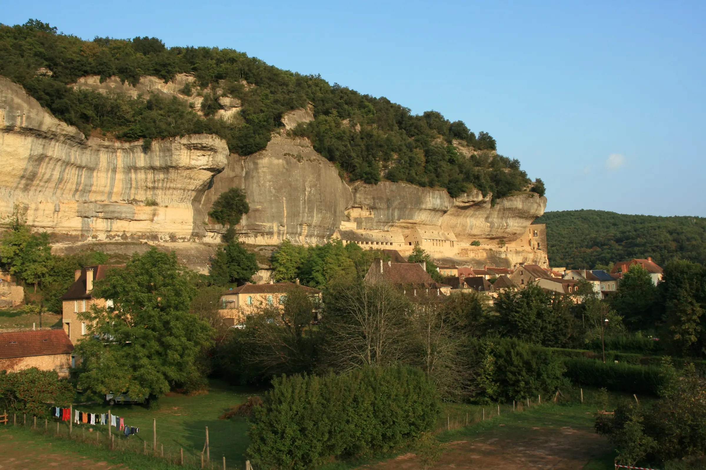 Grotte de Font-de-Gaume — falaises des Eyzies dans la vallée de la Vézère