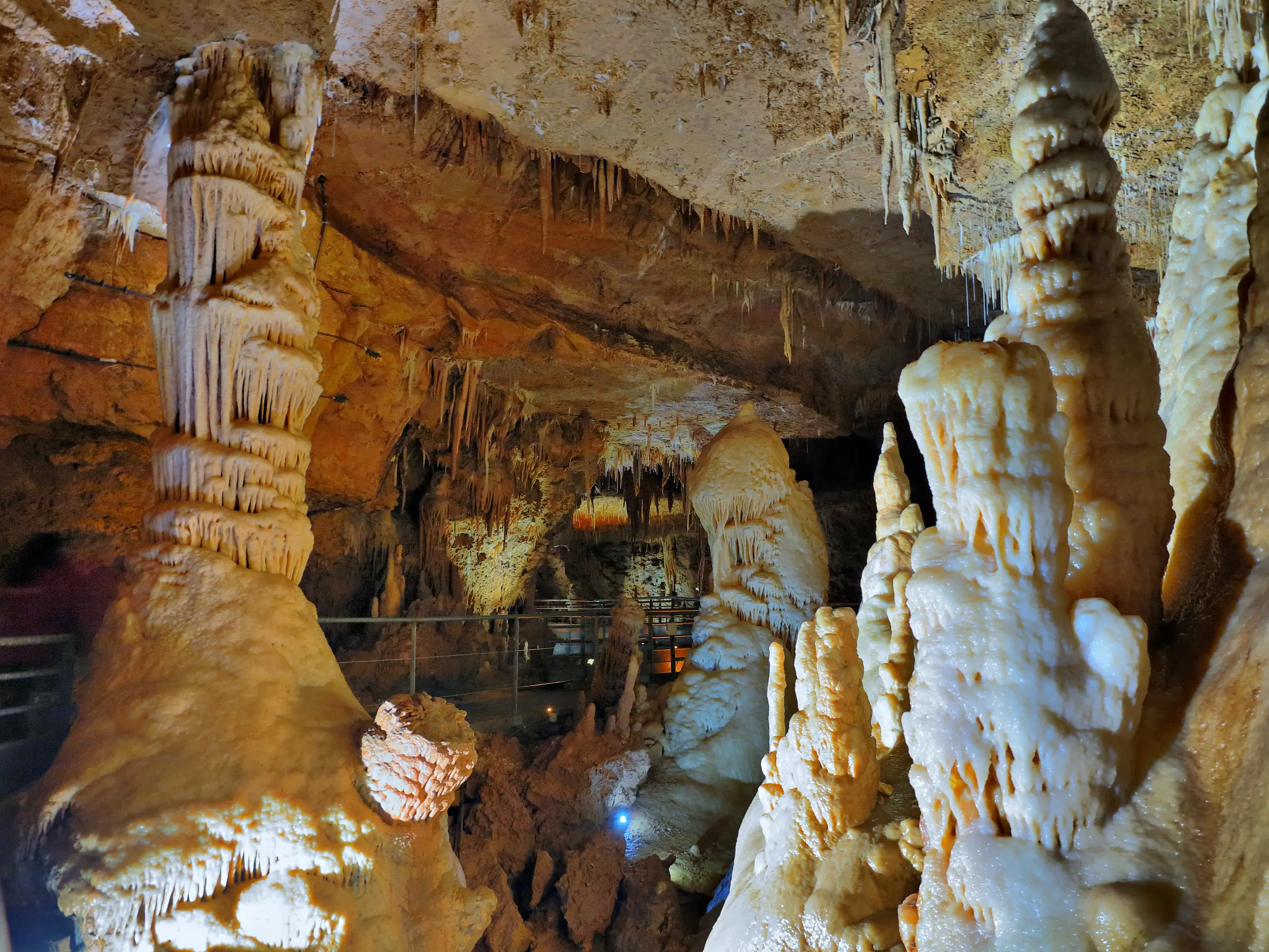 Grotte de Tourtoirac — les stalagmites géantes de la grotte de Tourtoirac