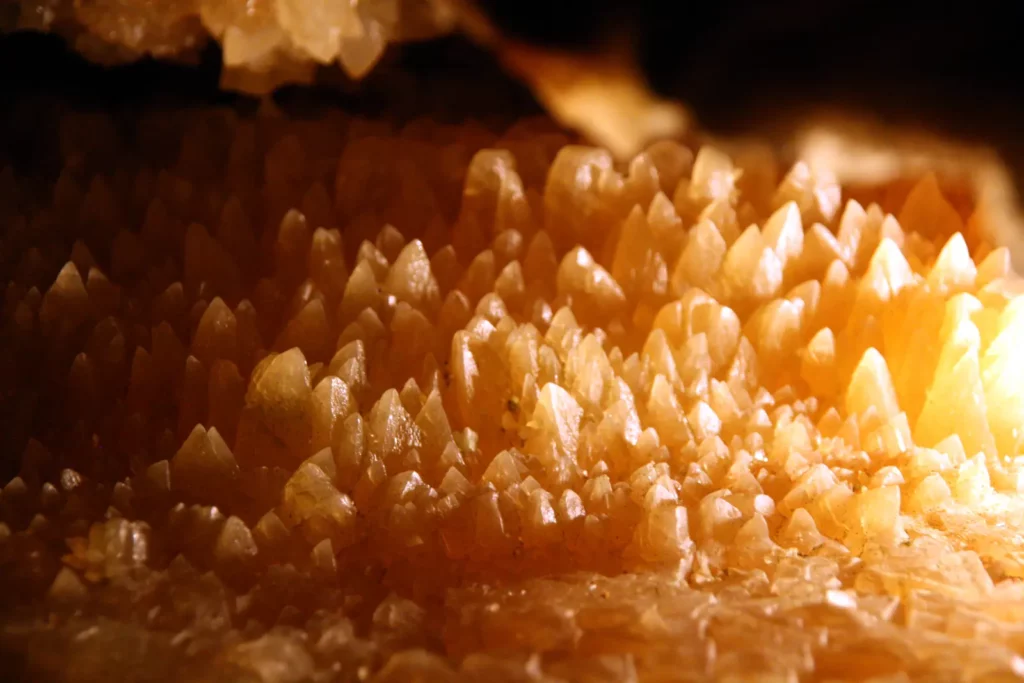 Grotte du Grand Roc — cristallisations triangulaires, spécialité du Grand Roc