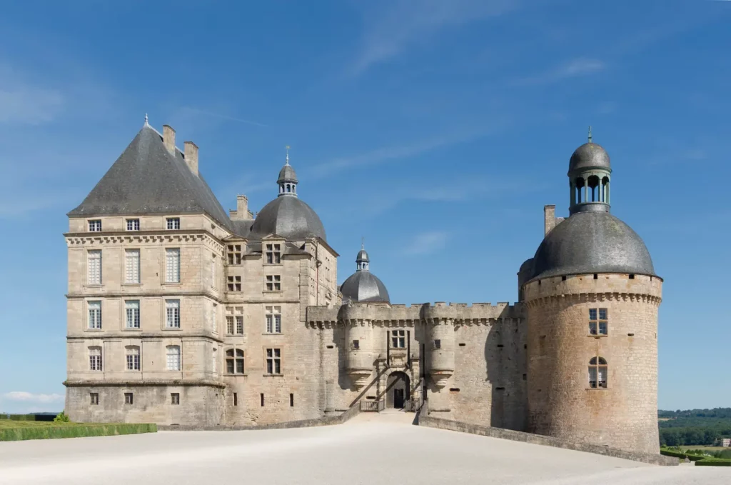 Hautefort — l'entrée du château de Hautefort et sa tour à dôme