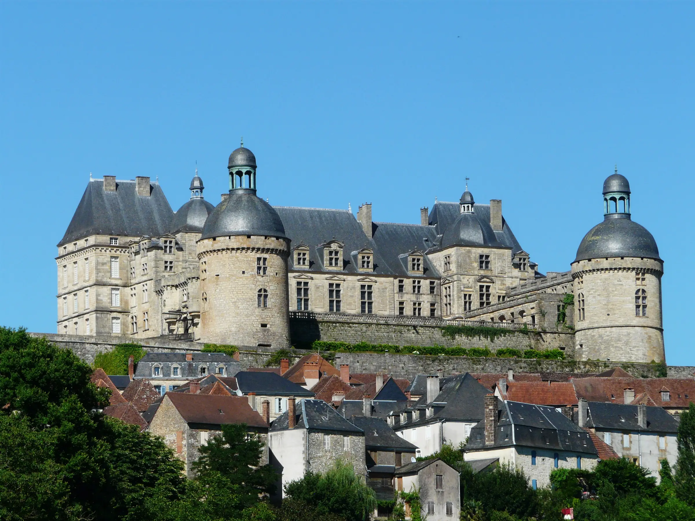 Hautefort — le château de Hautefort dominant les toits du village
