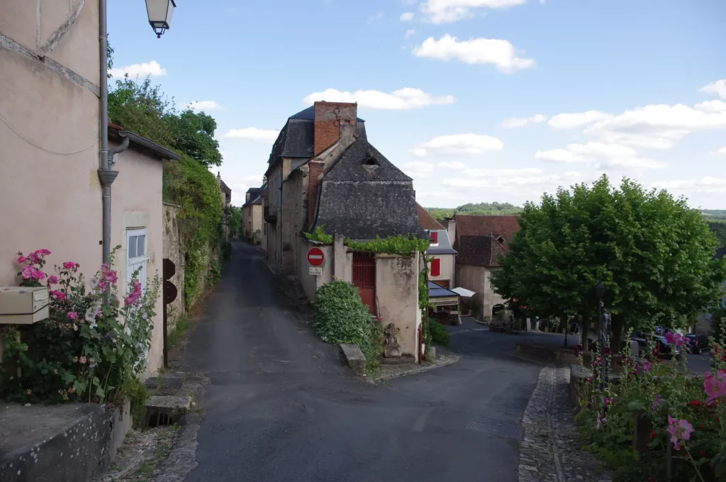 Hautefort — une ruelle fleurie du village de Hautefort