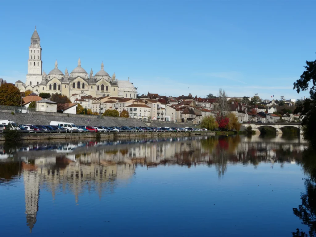 L’Isle et la cathédrale Saint-Front vues depuis la voie verte à Périgueux