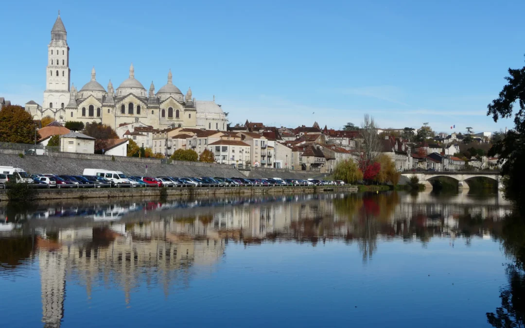 L’Isle et la cathédrale Saint-Front vues depuis la voie verte à Périgueux