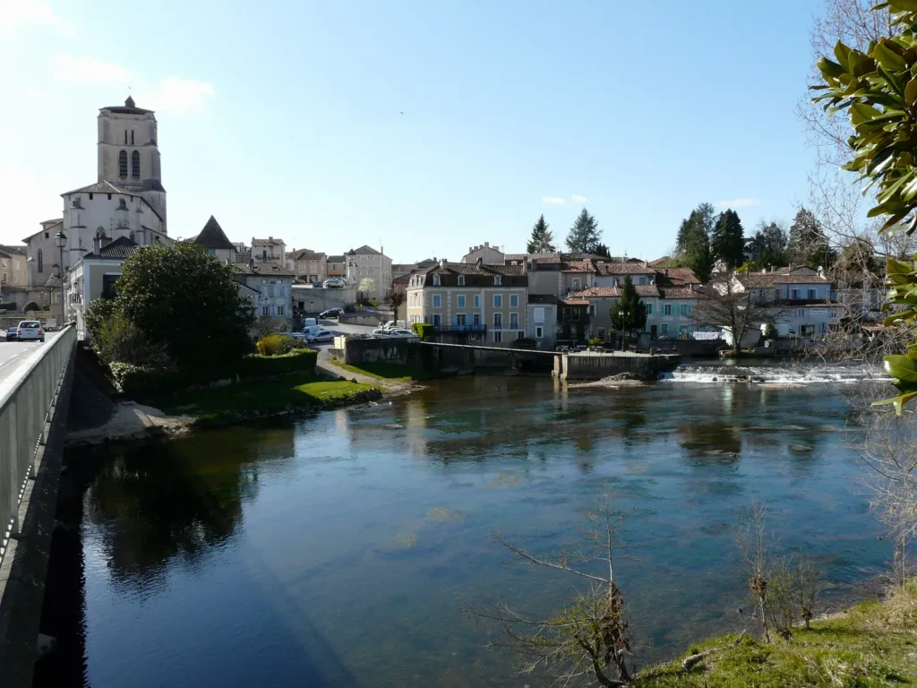 L’Isle et le clocher de l’église de Saint-Astier, arrivée de la voie verte