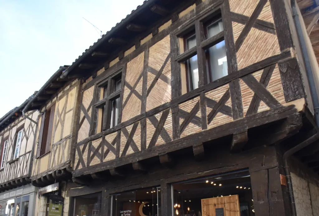 Issigeac — façade à encorbellement du bourg médiéval