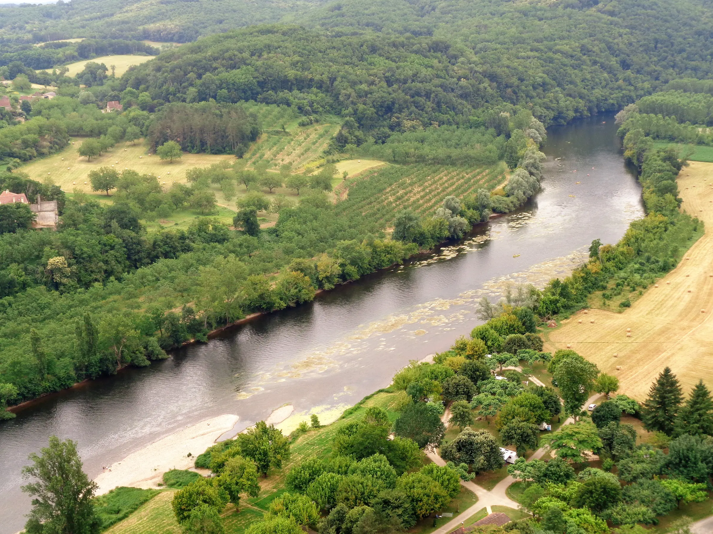 Jardins suspendus de Marqueyssac — Vue plongeante depuis les jardins sur la Dordogne et sa plaine cultivée.