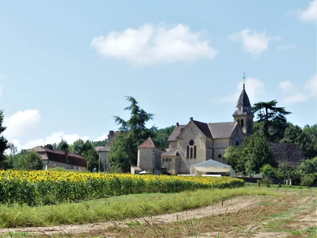 Le bourg de Paleyrac et ses tournesols, au Buisson-de-Cadouin