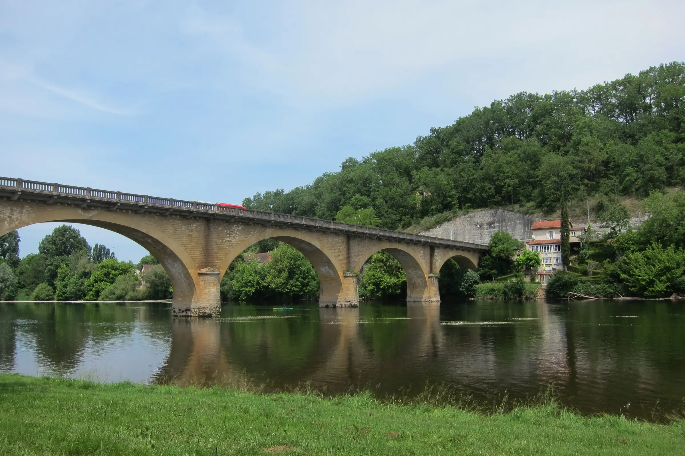 Le pont de Vicq sur la Dordogne, au Buisson-de-Cadouin