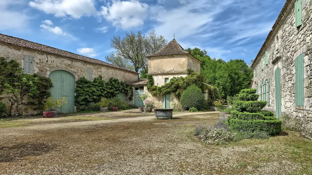 Jardins de Sardy — la cour et le pigeonnier ancien du domaine de Sardy
