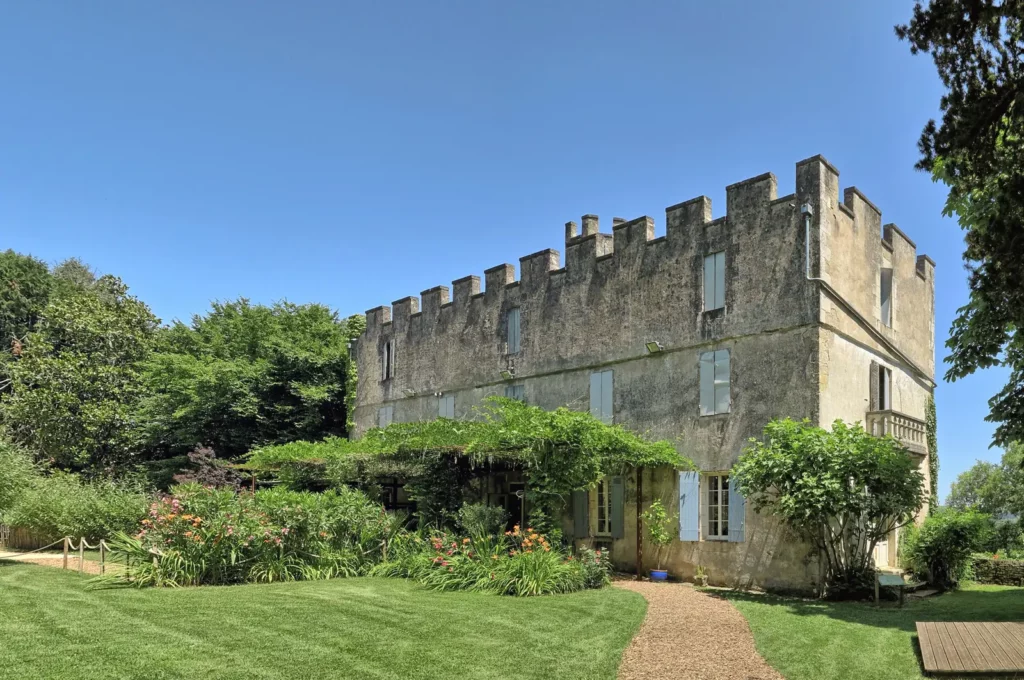 Jardins panoramiques de Limeuil — le castel crénelé au sommet des jardins (photo du bâti ancien, on évite les aménagemen