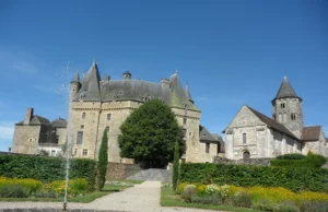 Jumilhac-le-Grand — le château aux toits hérissés et l'église romane vus depuis les jardins