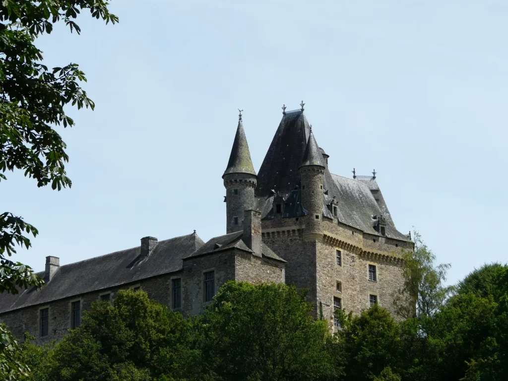 Jumilhac-le-Grand — tours et poivrières du château émergeant de la verdure