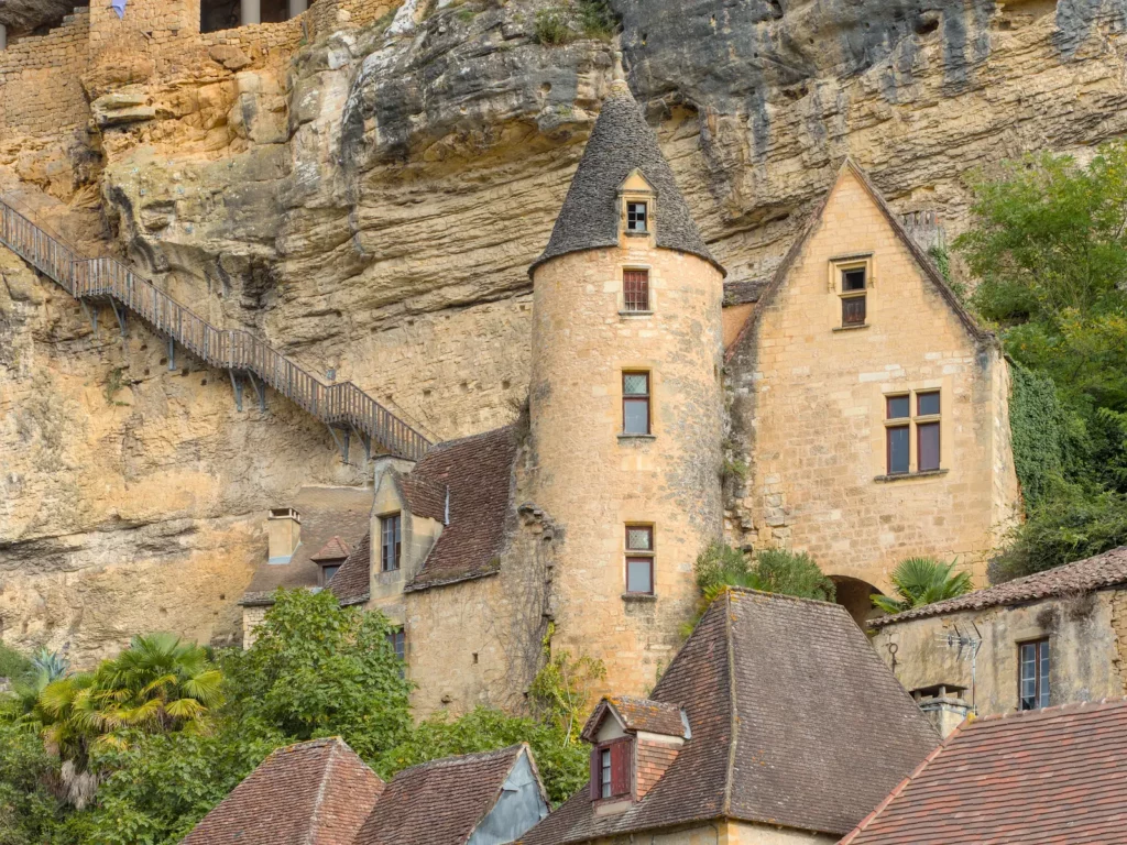 La Roque-Gageac — Le manoir de Tarde et sa tour ronde adossés à la falaise.