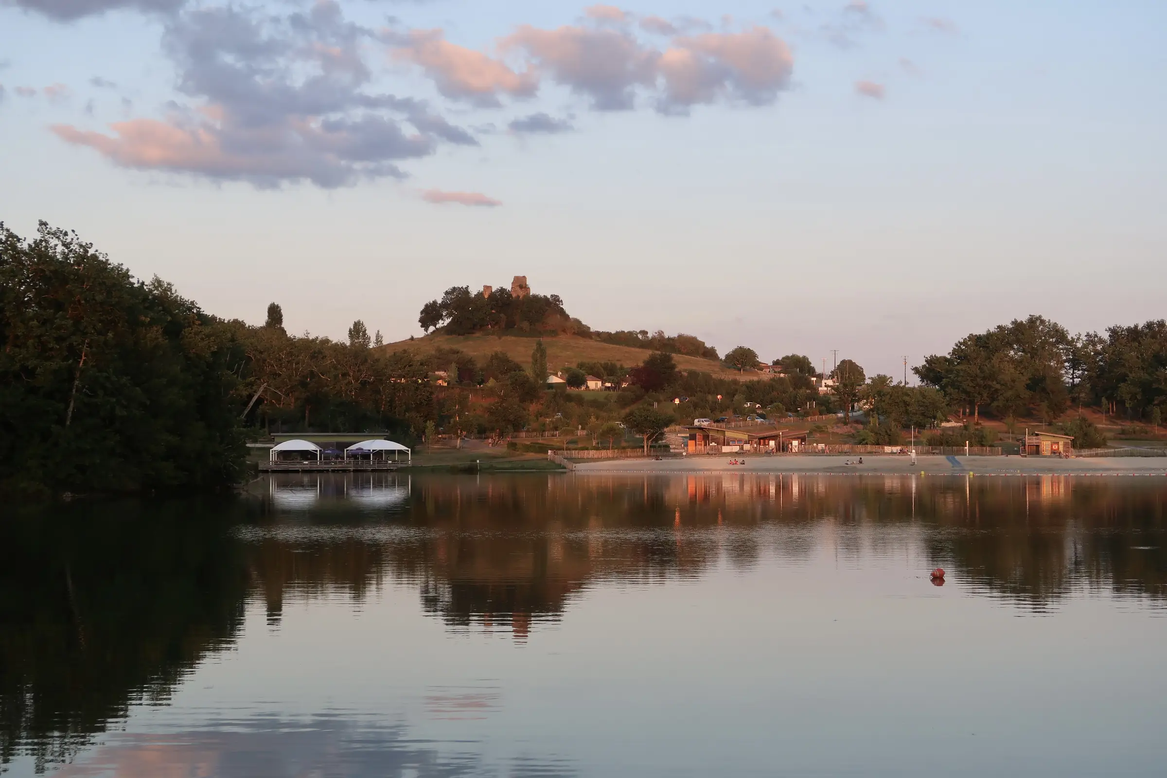 Lac de Gurson — lac de Gurson au soir, ruines du château sur la butte en reflet
