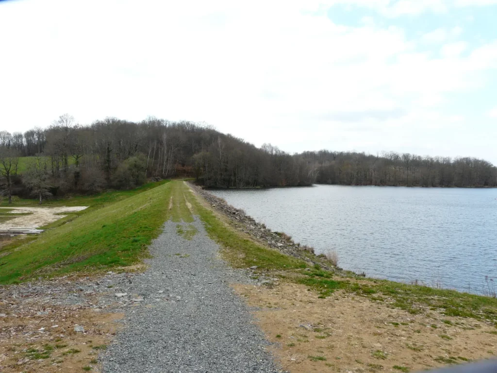 Lac de Rouffiac — le lac de Rouffiac vu depuis la digue, entre bois et prairies