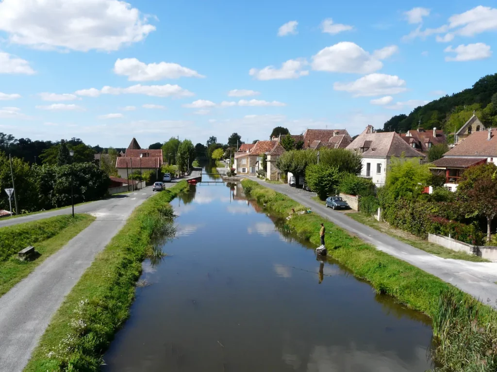 Lalinde — le canal de Lalinde bordé de maisons