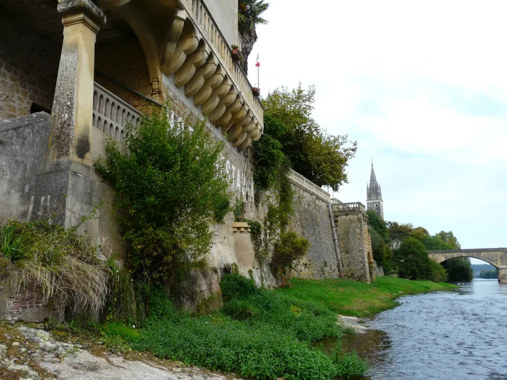 Lalinde — les remparts de la bastide au-dessus de la rivière