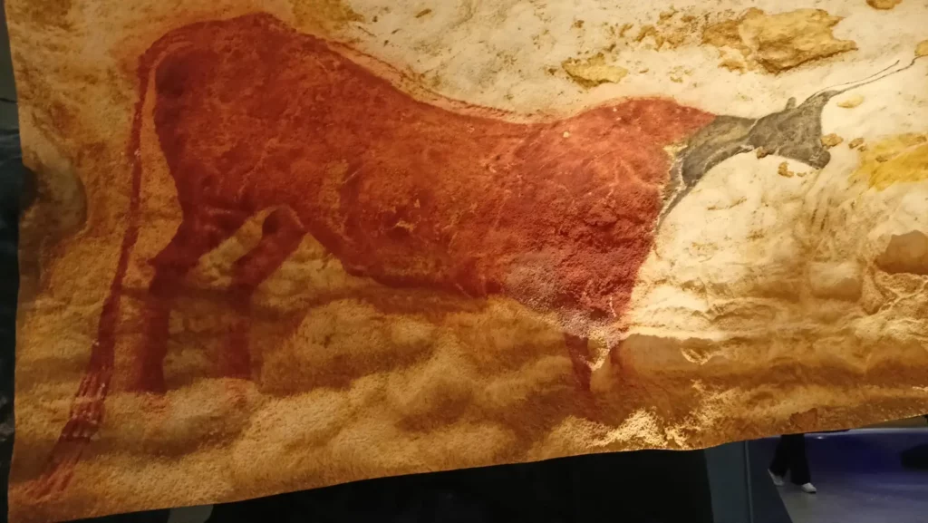 Lascaux IV – Centre international de l’art pariétal — Fac-similé de Lascaux IV : grande vache rouge sur la paroi.