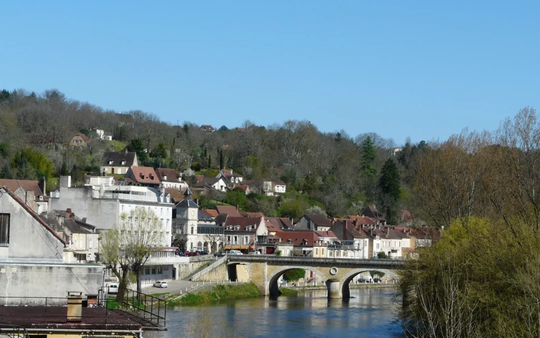 Le Bugue — le bourg du Bugue et son pont sur la Vézère sous le ciel bleu
