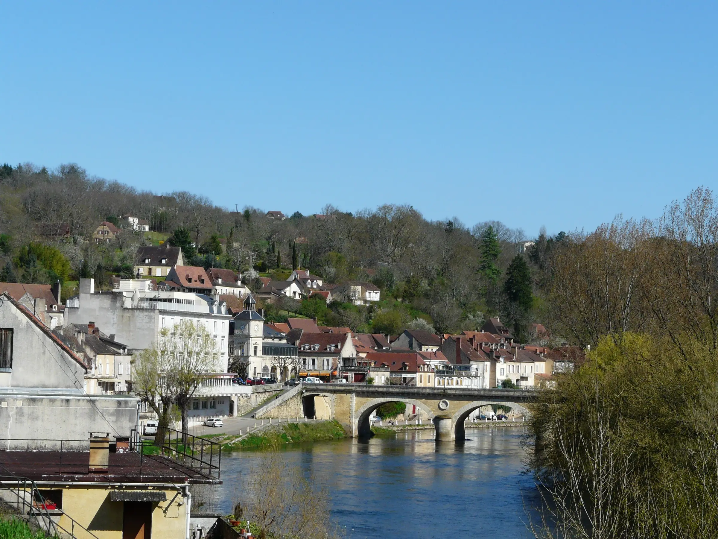 Le Bugue — le bourg du Bugue et son pont sur la Vézère sous le ciel bleu