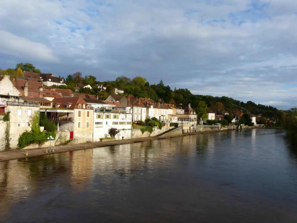 Le Bugue — les façades du Bugue alignées le long de la Vézère