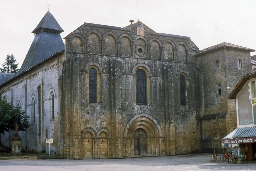 Le Buisson-de-Cadouin — la façade romane de l'abbatiale de Cadouin
