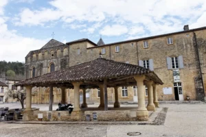 Le Buisson-de-Cadouin — la halle de Cadouin devant la façade de l'abbaye