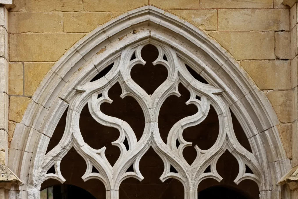 Le Buisson-de-Cadouin — remplage flamboyant d'une arcade du cloître de Cadouin