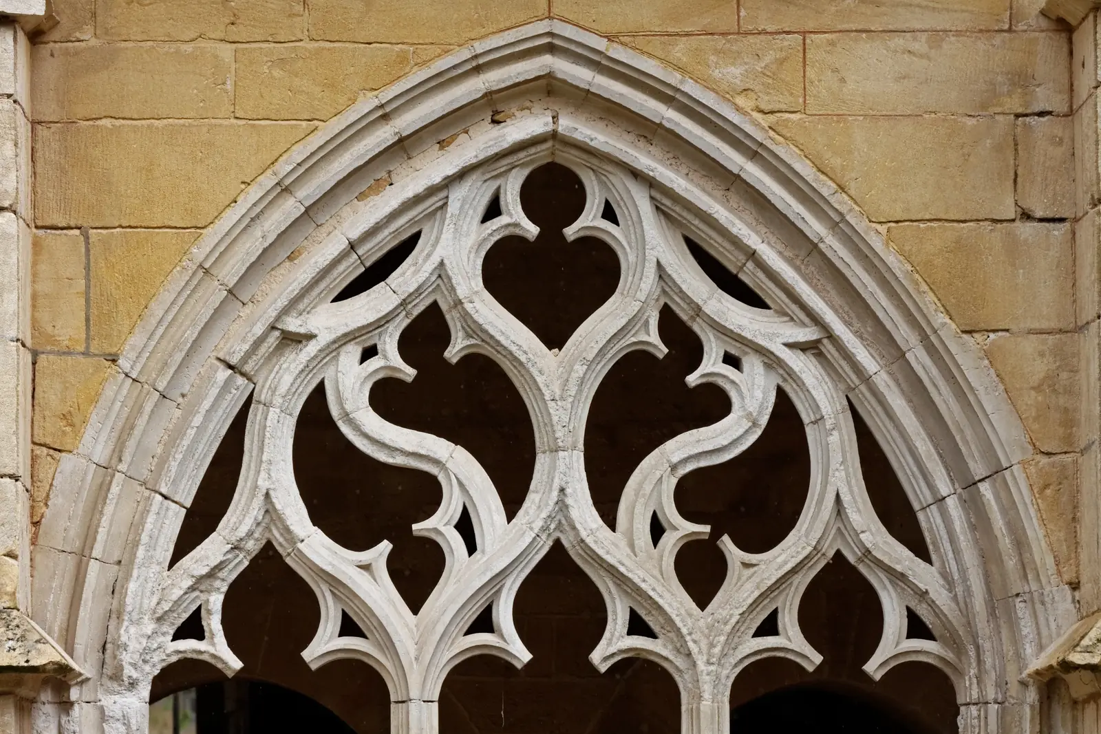 Le Buisson-de-Cadouin — remplage flamboyant d'une arcade du cloître de Cadouin
