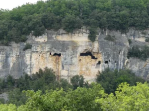 Les Eyzies — falaises du Peuch creusées d'abris au-dessus de la Vézère