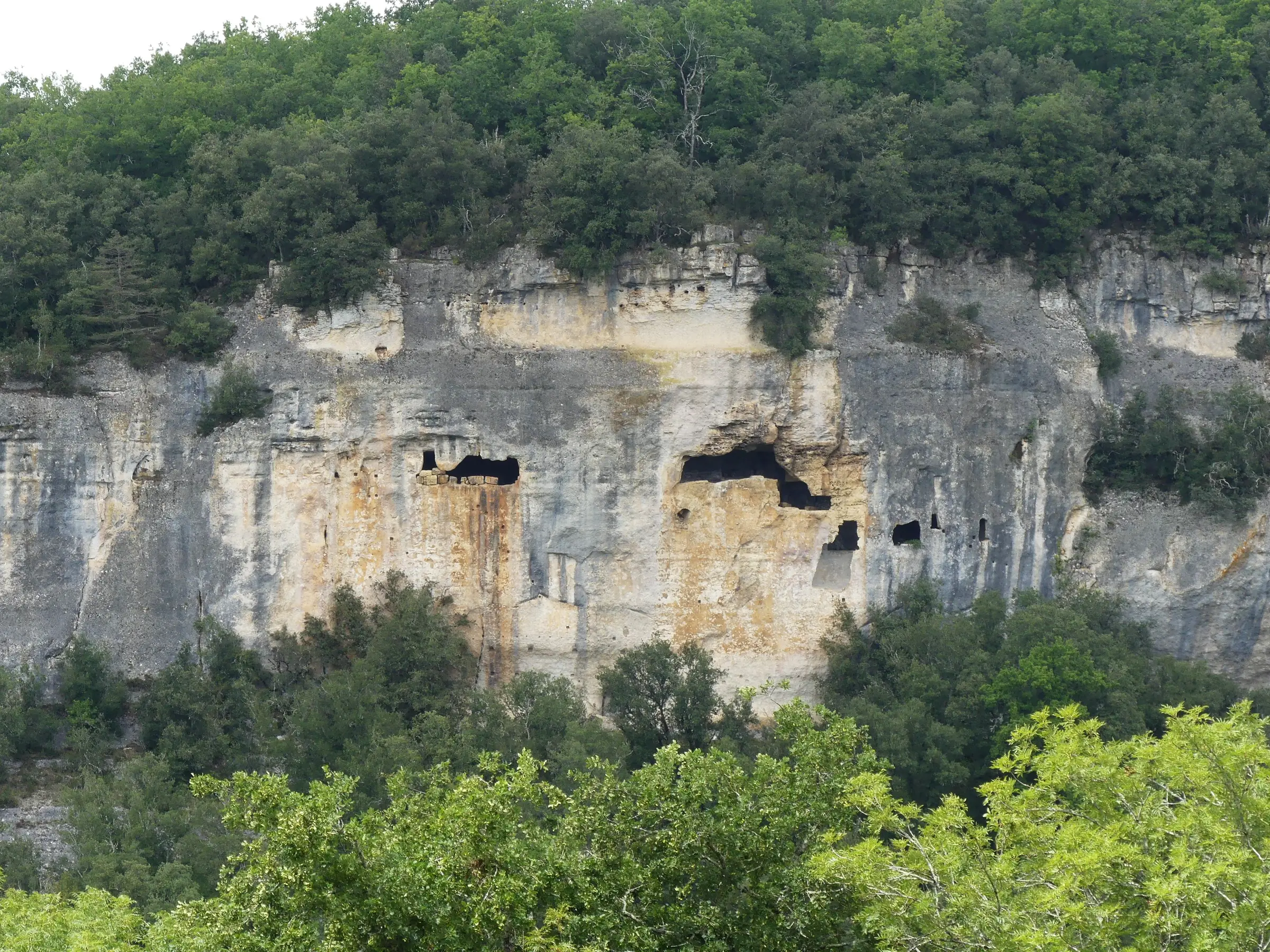 Les Eyzies — falaises du Peuch creusées d'abris au-dessus de la Vézère