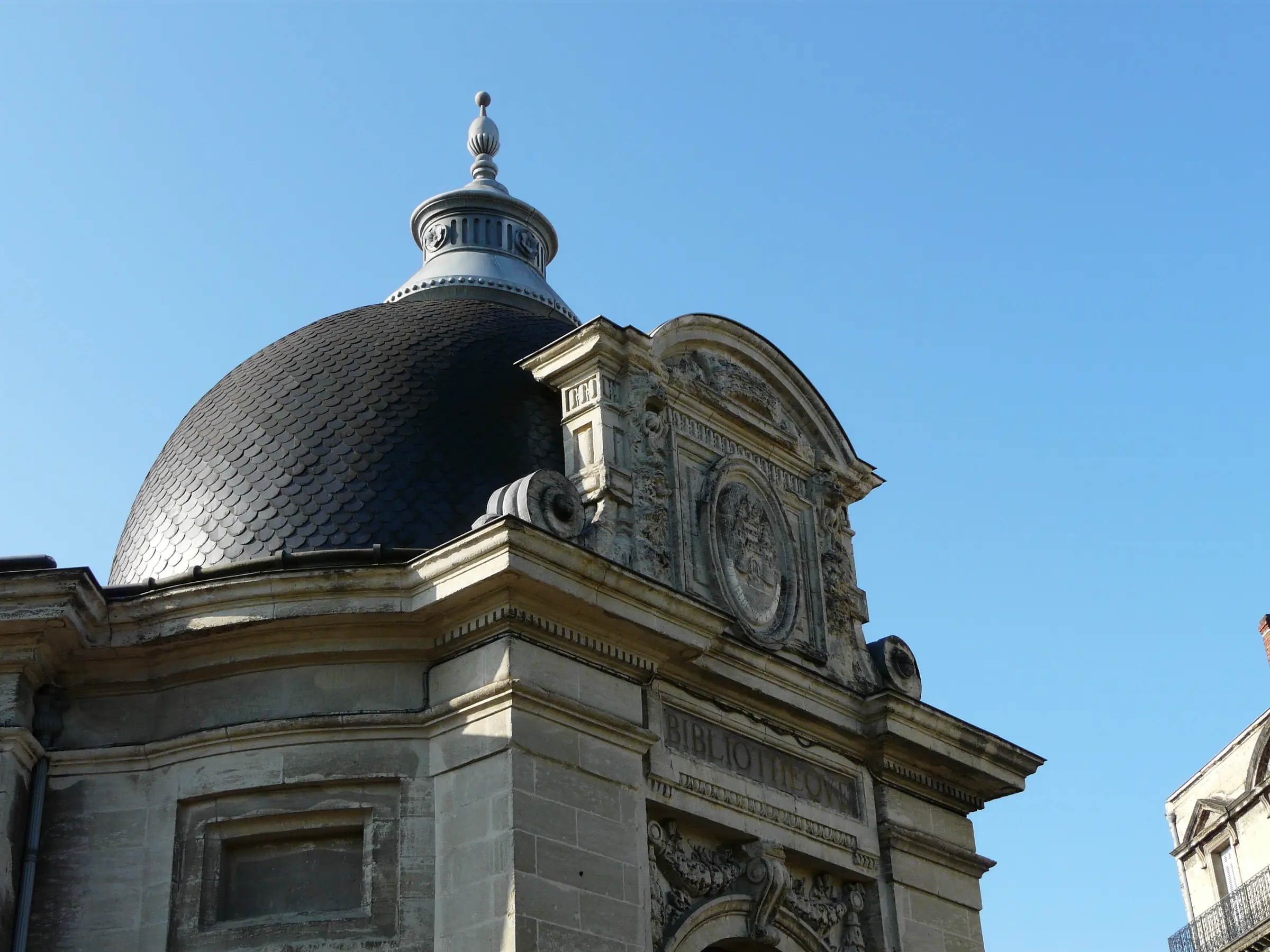 Musée d’art et d’archéologie du Périgord (MAAP) — l'angle à dôme du musée, façade Belle Époque de Périgueux