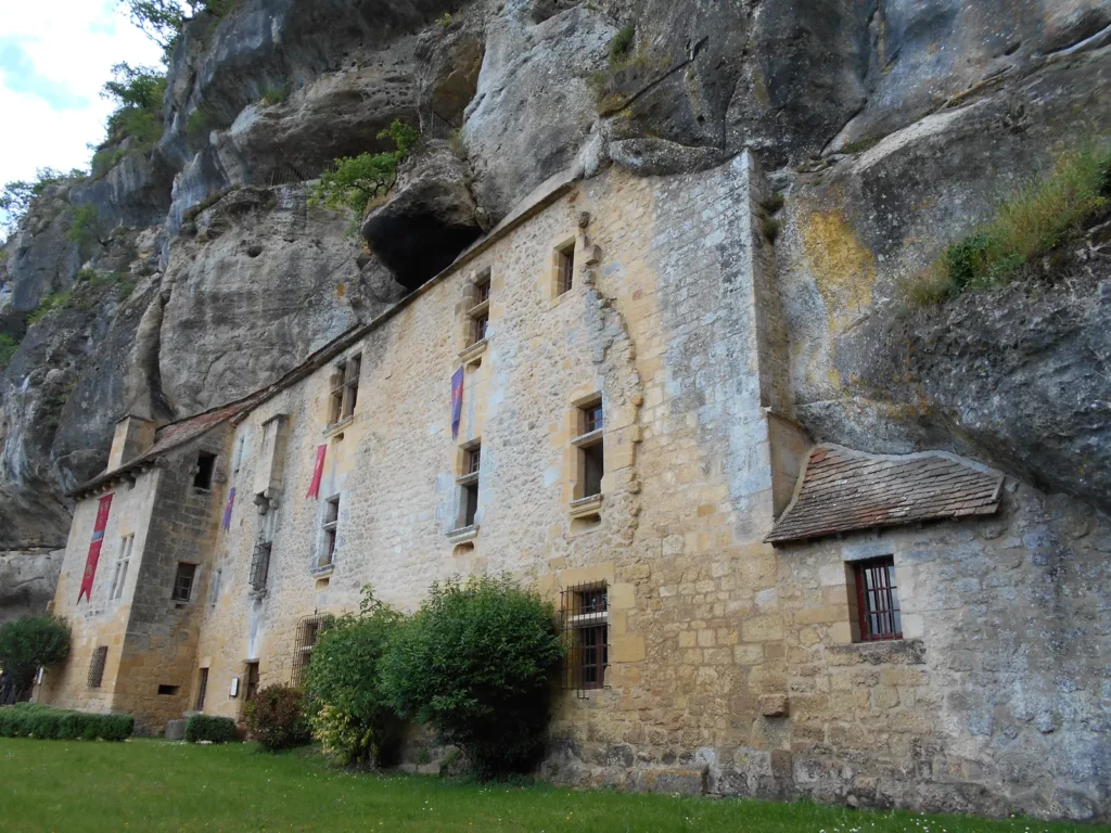 Maison forte de Reignac — la façade sous l'abri-sous-roche