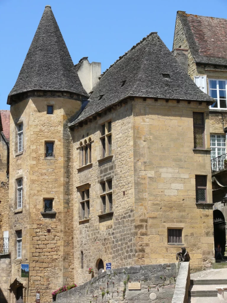 Manoir de Gisson — façade et tours pointues du manoir de Gisson
