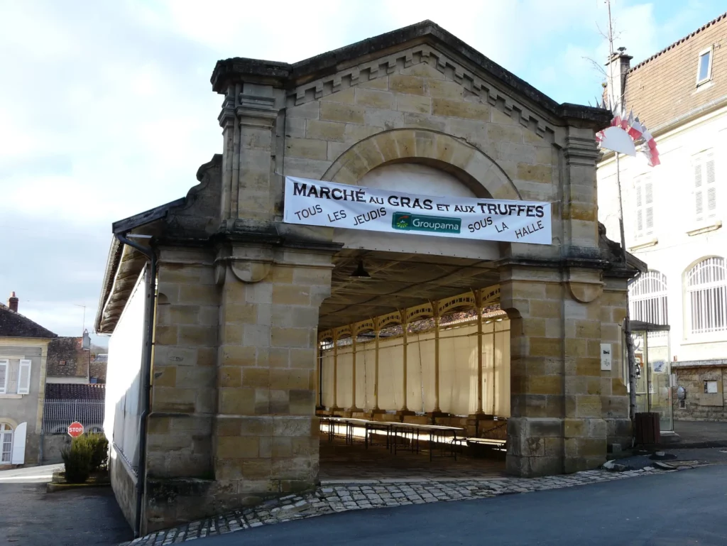 La halle d’Excideuil, siège du marché au gras et aux truffes