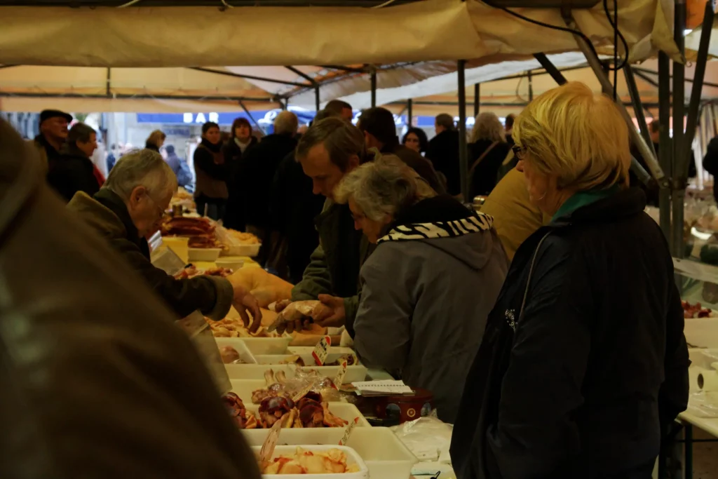 La foule au marché au gras de Périgueux, place Saint-Louis