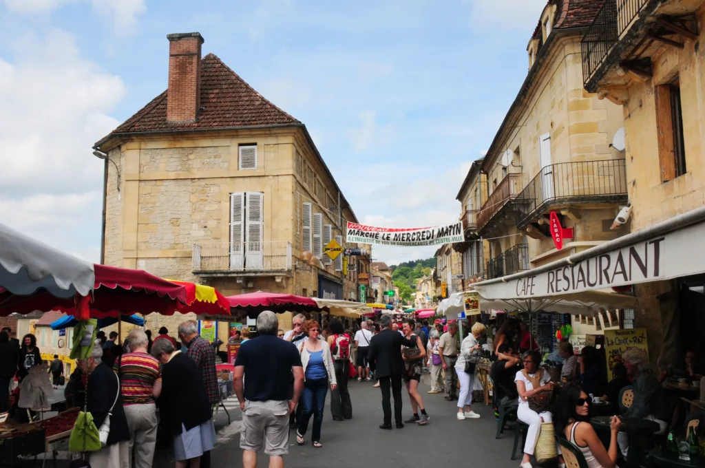 Le marché du dimanche dans la rue Gambetta de Saint-Cyprien