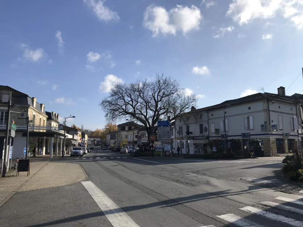 Place du centre-ville de Montpon-Ménestérol